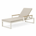 Verstellbare Aluminium-Sonnenliege mit Teakholzarmlehnen Beige